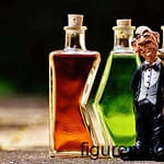 Sammlerfigur Kellner mit Tablet vor Flaschen aus Polyresin Kunstharz