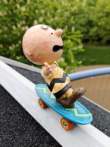 Figur von Charlie Brown von den Peanuts auf einem Skateboard