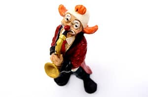 Eine Musik Clown Figur mit Saxophon