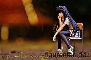 Anime Manga Figur sitzt auf einem Stuhl