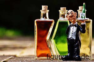 Sammlerfigur Kellner mit Tablet vor Flaschen aus Polyresin Kunstharz
