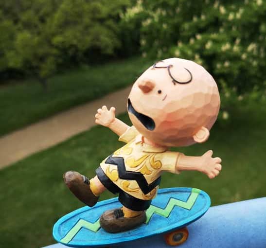 Die Figur Charlie Brown von den Peanuts auf einem Skateboard