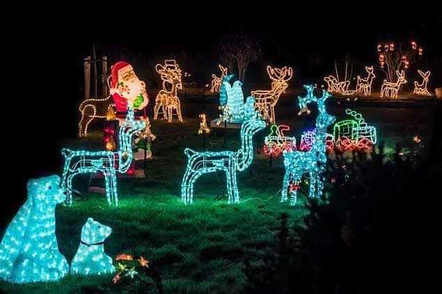 Beleuchtete Figuren im Weihnachtsgarten