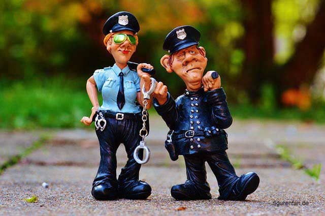 Figur Polizist und Polizistin mit Handschellen