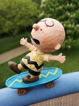 Peanuts Figur Charlie Brown auf dem Skateboard