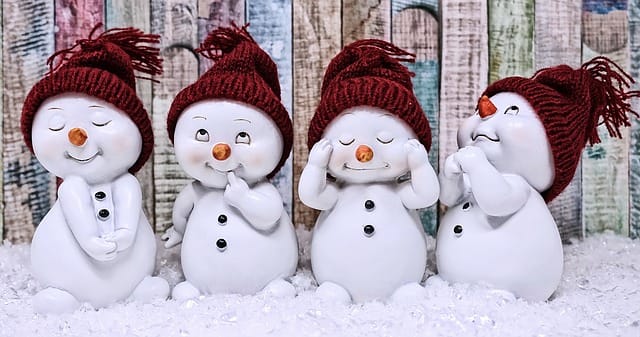 Vier lustige Schneemänner Figuren