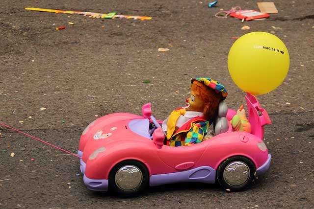 Kinderauto mit Figur im Karneval